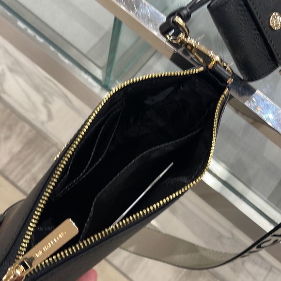 MICHAEL KORS
Jet Set Saffiano Leather Crossbody Bag with Case for Airpods Pro® - Picture 7 of 16